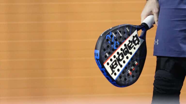 Padel serve